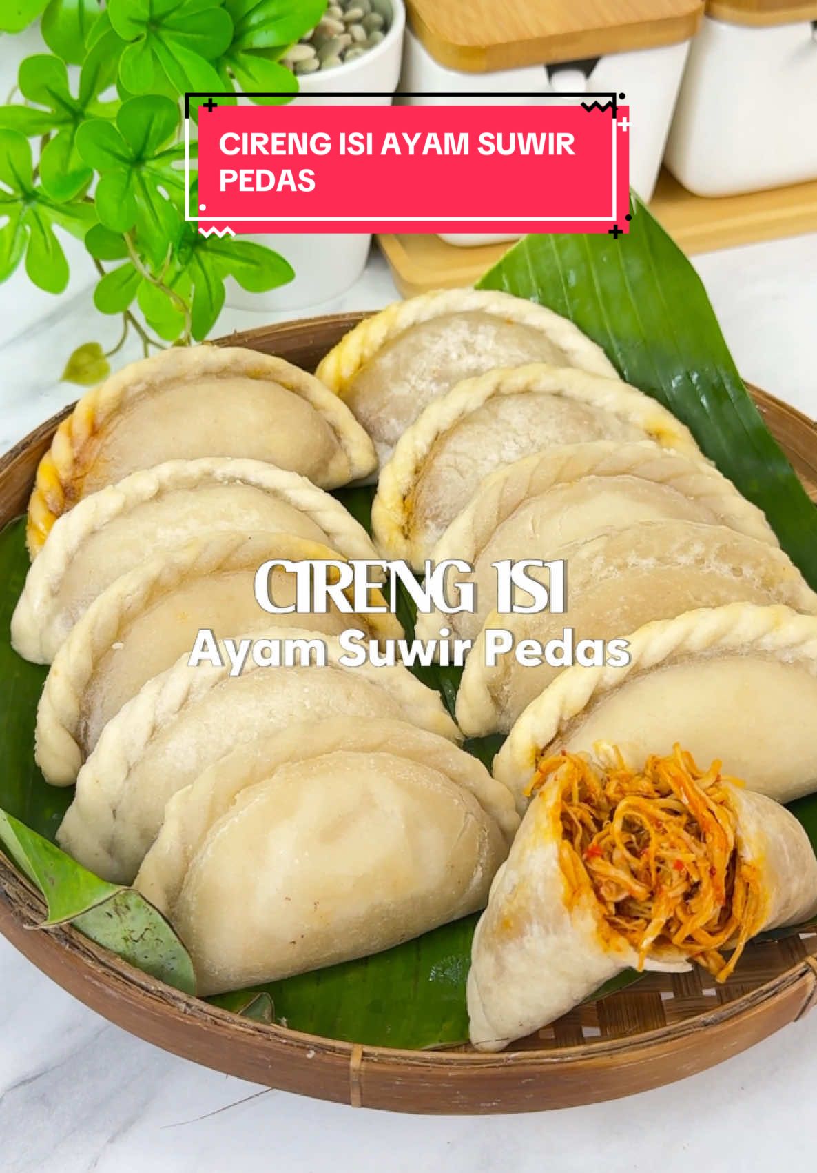Edisi udah eneg banget sama jajan Lebaran jadi hari ini aku bikin cireng isi ayam suwir pedas yang rasanya enakk banget 🥰 duhh mantep banget uda eneg banget makan nastar dan perkue an lain bakal netral sih kalau makan inii 🌶️ kataku sih kalian wajib buat cobain   RESEP CIRENG ISI AYAM SUWIR PEDAS BAHAN - BAHAN :  • 400gr tepung tapioka  • 100gr tepung terigu  • 1 SDM bawang putih bubuk  • 1 SDT garam  • 1 SDT penyedap rasa  ISIAN CIRENG :  • 1/2KG dada ayam  BUMBU :  • 7 Bawang merah  • 5 bawang putih  • 2 butir kemiri  • 5 cabe merah  • 2 batang sereh  • 3 daun jeruk  -1/2 sdt garam -1/2 sdt micin -2 sdt gula  -1/2 sdt lada bubuk -3-5 sdm kecap manis ✏️ cara membuat simak di video yaa FRYPAN STAINLESS STEEL MULIYA COOKWARE ✅ bisa di segala jenis kompor ✅ tebal dan kokoh ✅ mudah dibersihkan ✅ matang lebih merata ✅ mirror finish rapi ✅ menyimpan panas lebih lama #cirengisiayamsuwir #cirengisiayamsuwirpedas #resepcireng #resepcemilansimpel #menurumahan #menuharian #idemenuseharihari #masakanharian #menumasakanharian
