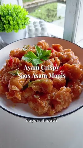 Salah satu menu ayam yang enak banget & jadi andalan di rumah nih‼️ bakalan kalap nih sekali coba pasti ketagihan, ga cuma enak dimakan pake nasi, dicemilin juga bahaya nih bisa tiba-tiba abis😅 Bahan ayam crispy : - 500gr ayam fillet - 250gr tepung terigu - 1 sdt garam - 2 sdt kaldu bubuk - 1/2 sdt lada bubuk - 1/2 sdt soda kue Bahan saos : - 2 siung bawang putih - 1/4 buah bawang bombay - 3 buah cabe merah - 2 buah cabe hijau - 1/2 sdt garam - 1 sdt kaldu bubuk - 1 sdt gula pasir - 1/4 sdt lada bubuk - 5 sdm saos tomat - 2 sdm saos sambal - 1 sdm maizena (larutkan dengan air) - Secukupnya air Selamat mencoba❤ #resepsimple #resepmasakan #reseprumahan #menusimple #menurumahan #menuharian #masakanrumahan #masakanindonesia #masakansimple #idemenuharian 