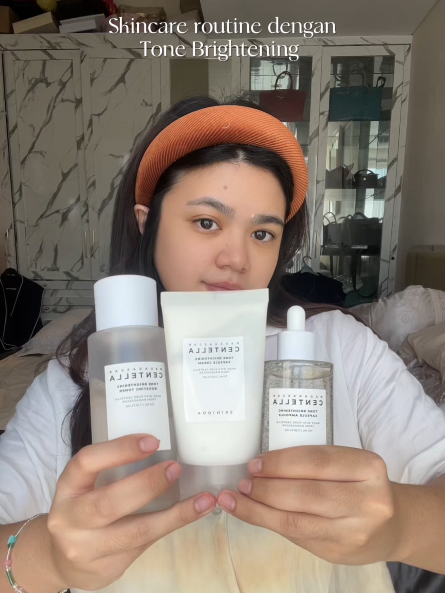 ✨ Kulit cerah? Bareng aja yuk! Kenalan sama Tone Brightening Line — trio andalan buat wajah yang cerah, sehat, dan glowing natural! 🌿Tone Brightening Boosting Toner: Siapkin kulit biar makin maksimal 💧Tone Brightening Capsule Ampoule: Penuh nutrisi pencerah 🧴Tone Brightening Capsule Cream: Kunci kelembapan dan kilau alami #SKIN1004 #SKIN1004ID #SKIN1004Indonesia #centella #skincare #glowingskin #skintok