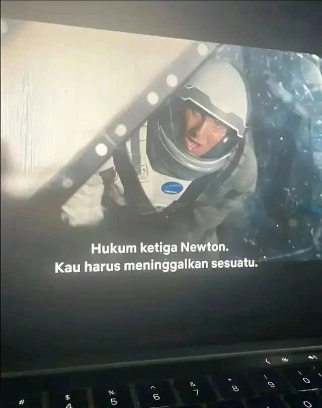 dari sanalah aku mulai menyadari, bahwa tidak semua hal dalam hidup bisa aku genggam sekuat yang aku mau. banyak impian yang perlahan memudar, dan kenyataan yang sering kali datang tanpa aba-aba, membuatku terdiam dan bertanya-tanya. tapi seiring waktu, aku mulai memahami bahwa setiap kehilangan membawa makna, setiap air mata menyimpan kekuatan, dan setiap perjalanan yang terasa berat justru membentuk diriku menjadi lebih kuat dari sebelumnya. aku mulai mengerti bahwa hidup bukan sekadar soal menang atau kalah, tapi tentang bagaimana aku tetap berjalan saat semuanya terasa gelap, bagaimana aku tetap berharap meski tak tahu arah, dan bagaimana aku tetap berani, walau langkahku gemetar. dari sanalah aku belajar bahwa kedamaian tidak selalu datang dari apa yang aku capai, tapi dari bagaimana aku menerima dan mensyukuri apa yang ada. #fcmobile #111#GinolaStar