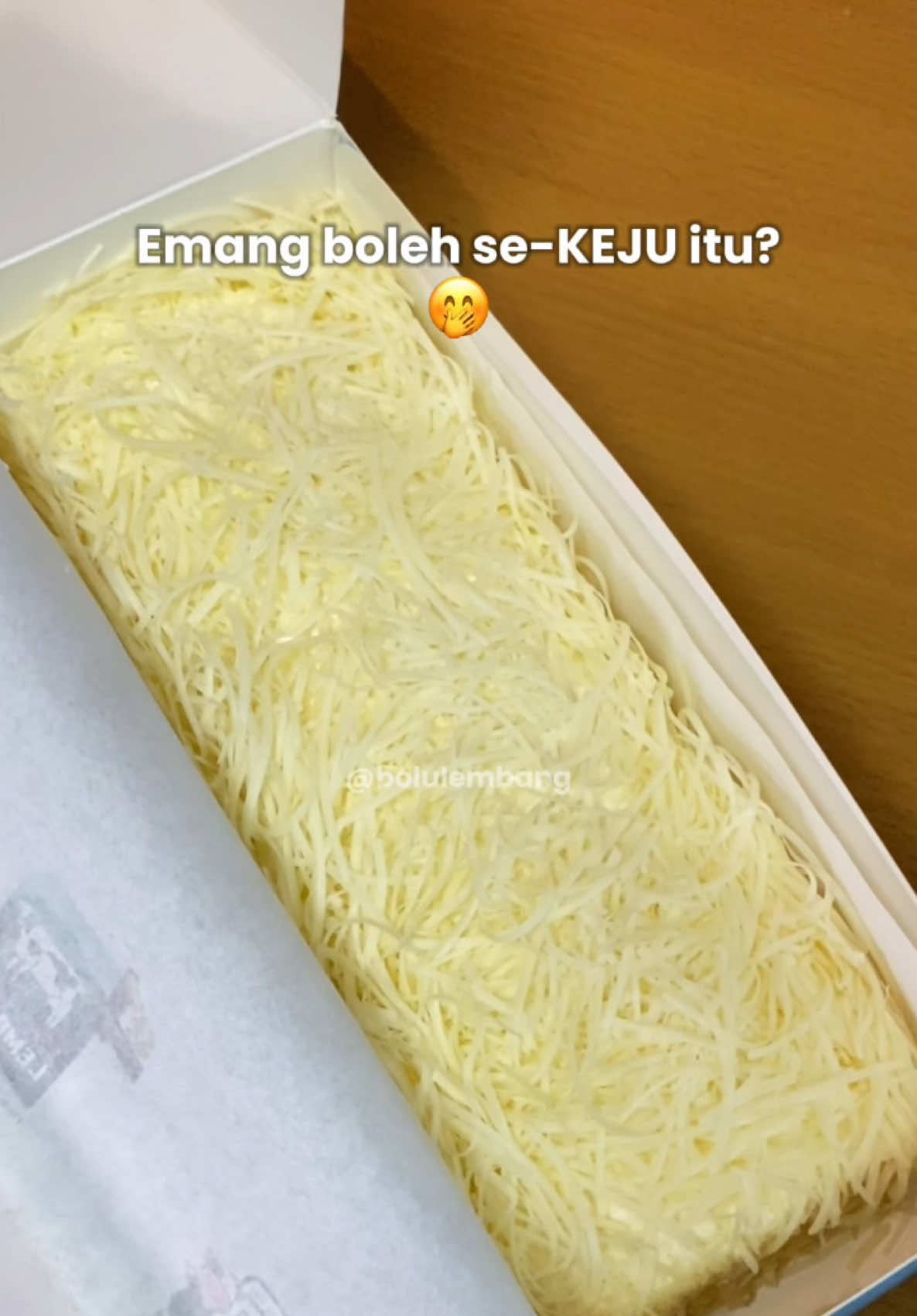 Varian Bolu Gulung Susu Keju FIX NGEJUUUU bgtt 🤤 #OlehOlehBandung #BoluSusuLembang #BoluGulungSusu #KulinerBandung #BandungFoodies #DessertBandung #TikTokFood #fyp #Bandung 