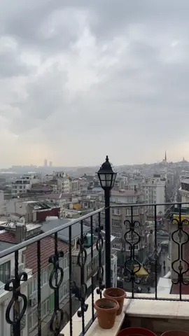вид из отеля в Стамбуле 🇹🇷 #istanbul2025 #turkey2025 #istanbulcity #turkey🇹🇷 #стамбул2025 #fatih #turkeytravel #naturesounds #дождьнаулице #rain #rainyday ##yağmurluhava ##İstanbulManzarası #İstanbulYağmuru #İstanbulGünleri