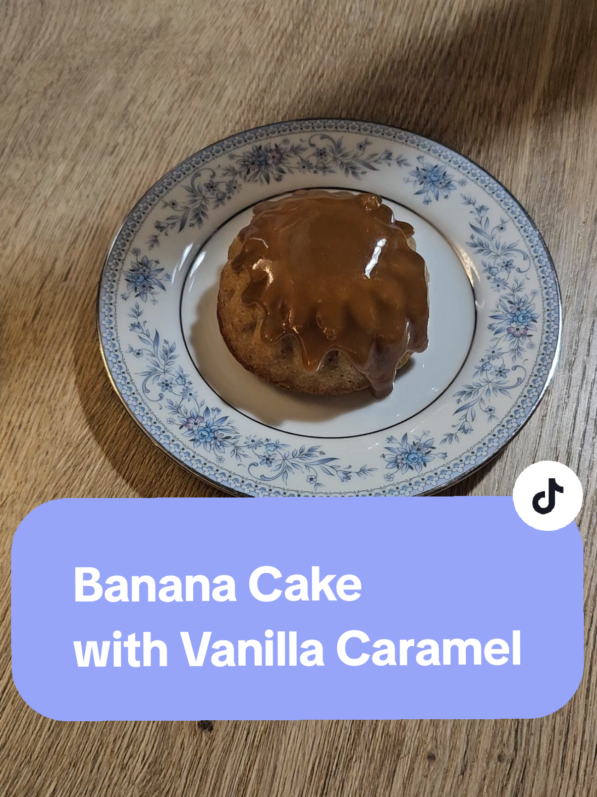 Mini banana cake with a vanilla caramel 😍 would you eat this? #baking #wonderlandbakes #springbaking #banana #bananacake #caramel 