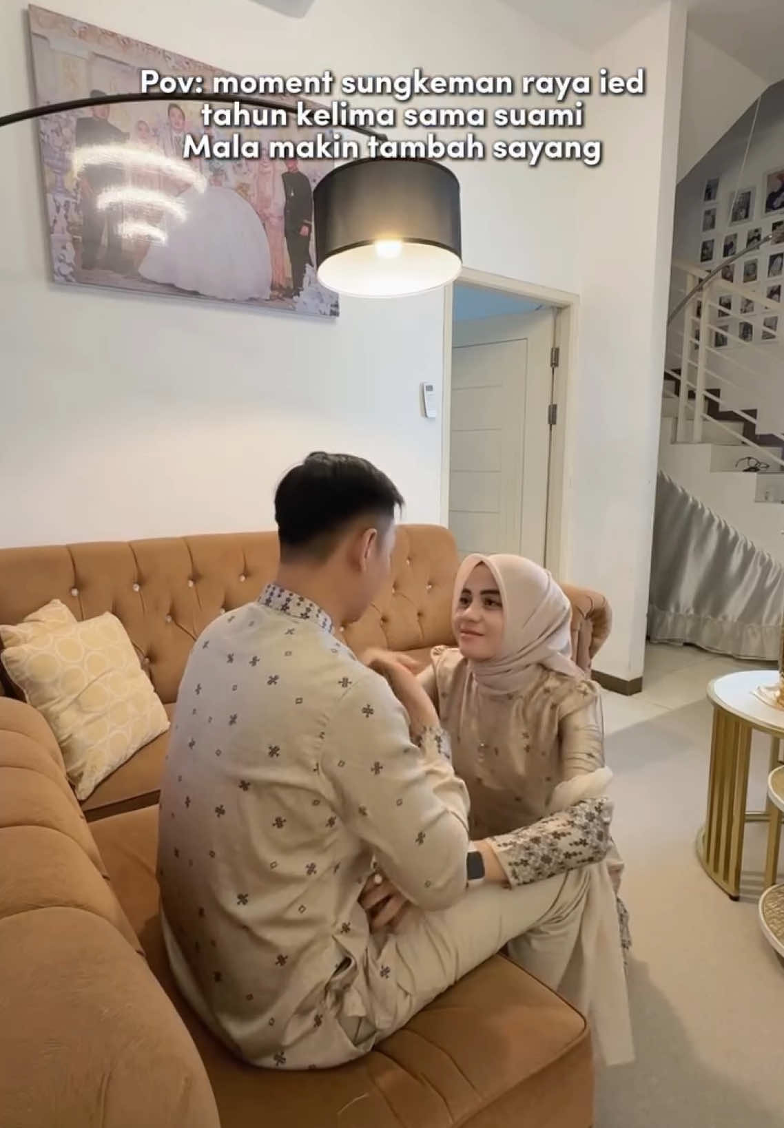 Duh mimin kok terharu lihat nyaaaa, yang terharu juga siapa cung kalau yg mau CO couplenya cek keranjang yah #fyp #fypp #fypage #fypdong #beranda #berandatiktok #berandafypシ #couple #couplegoals #couplestiktok ##suamiistri##suamiistribahagia##suamiidaman##pasangan##pasangancouple##pasanganhalal