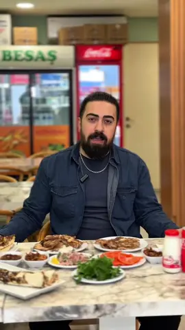 Gelen zamlara inat, biz direnmeye devam ediyoruz! Dayanabildigimiz sürece zam yapmiyoruz! Iste lezzetlerimiz: • Durüm: 100€ • Atom Ekmek Arasi: 60€ Pilav Üstü: 150₴ ・ Porsiyon: 120も Sizi, degismeyen lezzetimiz ve fiyatlarimizla 6 Parmak Cag Döner Merkez Subemize bekliyoruz! Lezzeti her lokmada hissettiren Odun ateşinde Tavuk Cağ Döner... 📍Kuruçesme mh. Altıparmak cd. No:13 ☎️Sipariş: 05011076216 Açılış: 11:30 Kapanış: 19:30 #RamazanLezzetleri #CağDöner #RamazanSofrası #İftarKeyfi #BursaYemekleri #tavukcağ #tavukcağdöner #lezzet #odunateşinde #tavukdöner #sokaklezzetleri #sosyaldetay 