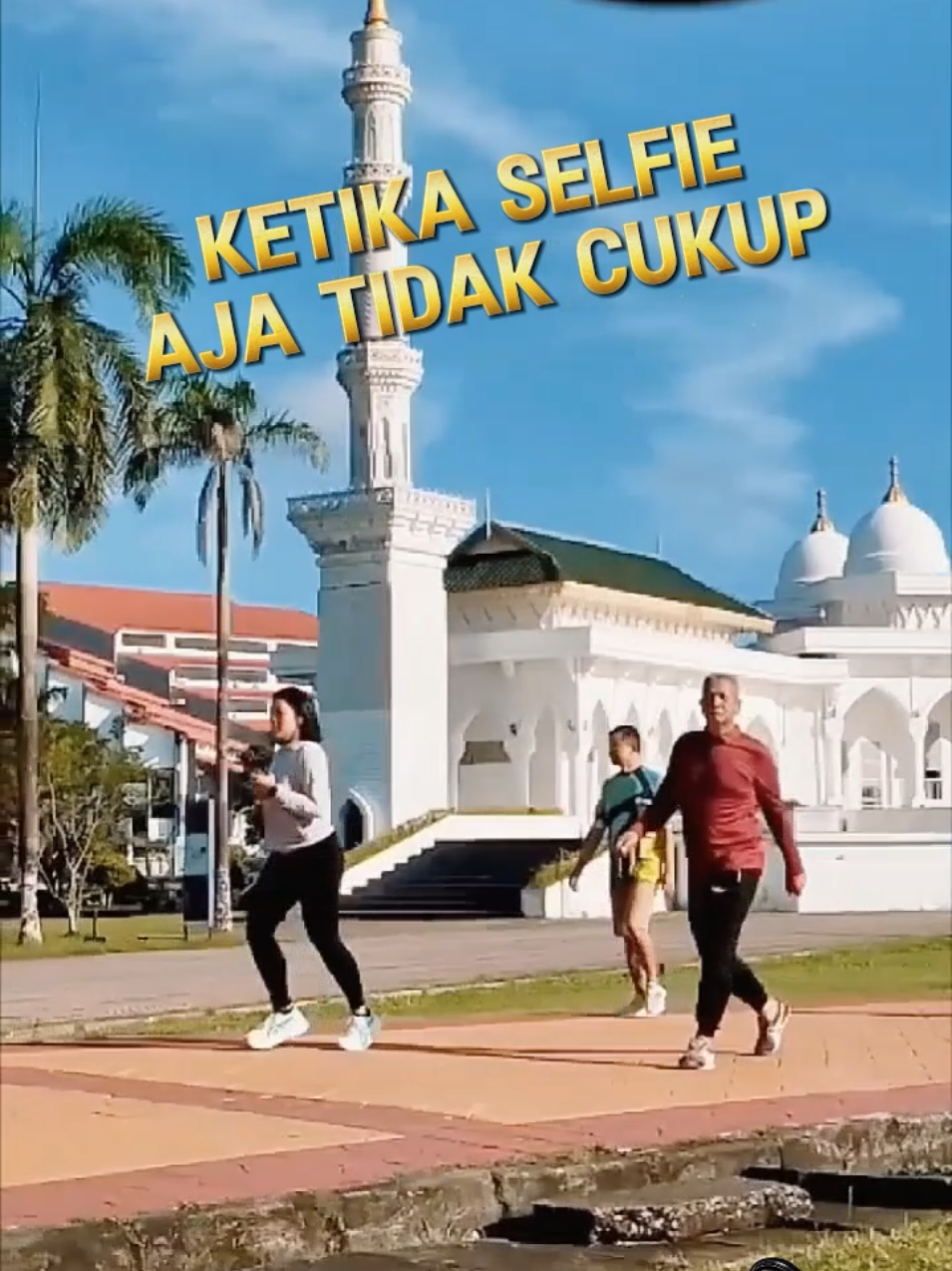 Cari FOTOMU di aplikasi FOTOYU follow akun 