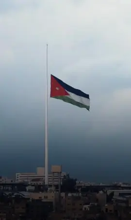 نرفع الشاهد ونقول لا اله الا الله ومحمد رسول الله وحطينا الاردن بالقلب وتوكلنا على الله وعند الفزعة بنفس الشاهد نضغط على زناد البارود نحمي بيارق وحدود والشاهد علينا الله يعني نفس الشاهد يشهد ان النخوة بهاي الدار حرة ولادة احرار وما تركع الا لله يمشي على روس الأصابع غيمها خايف#المملكه_الاردنيه_الهاشميه🇯🇴 #الاردن #jordan #الشعب_الصيني_ماله_حل😂😂 #تصميم_فيديوهات🎶🎤🎬 