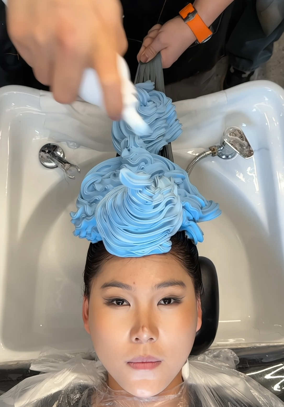 6个月不掉色的balayage.冰蓝色🧊#珀蓝专业染发 #珀蓝防断精华 #美发产品 #🇨🇳中国珀蓝POLAN #🧈奶油拌云朵☁️染发剂 #珀蓝漂粉 #漂发 #染发 #美发用品 #云朵奶油染发 #珀蓝防断精华液 #珀蓝染发剂 #发色 #珀蓝云朵染发剂 #显白发色 