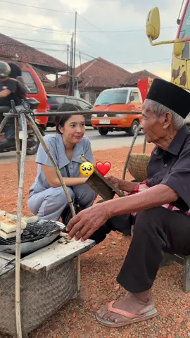 Selalu bangga sama orang yg udh sepuh tapi masih kerja keras🥺❤️ Sehat selalu ya pakk🤲