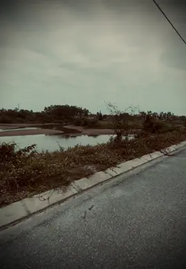 海底很深，但人们可以测量；人心很浅，但没有人能理解它。 Đáy biển tuy sâu nhưng người đời đo được , lòng người tuy nông nhưng không ai thấu hiểu bao giờ