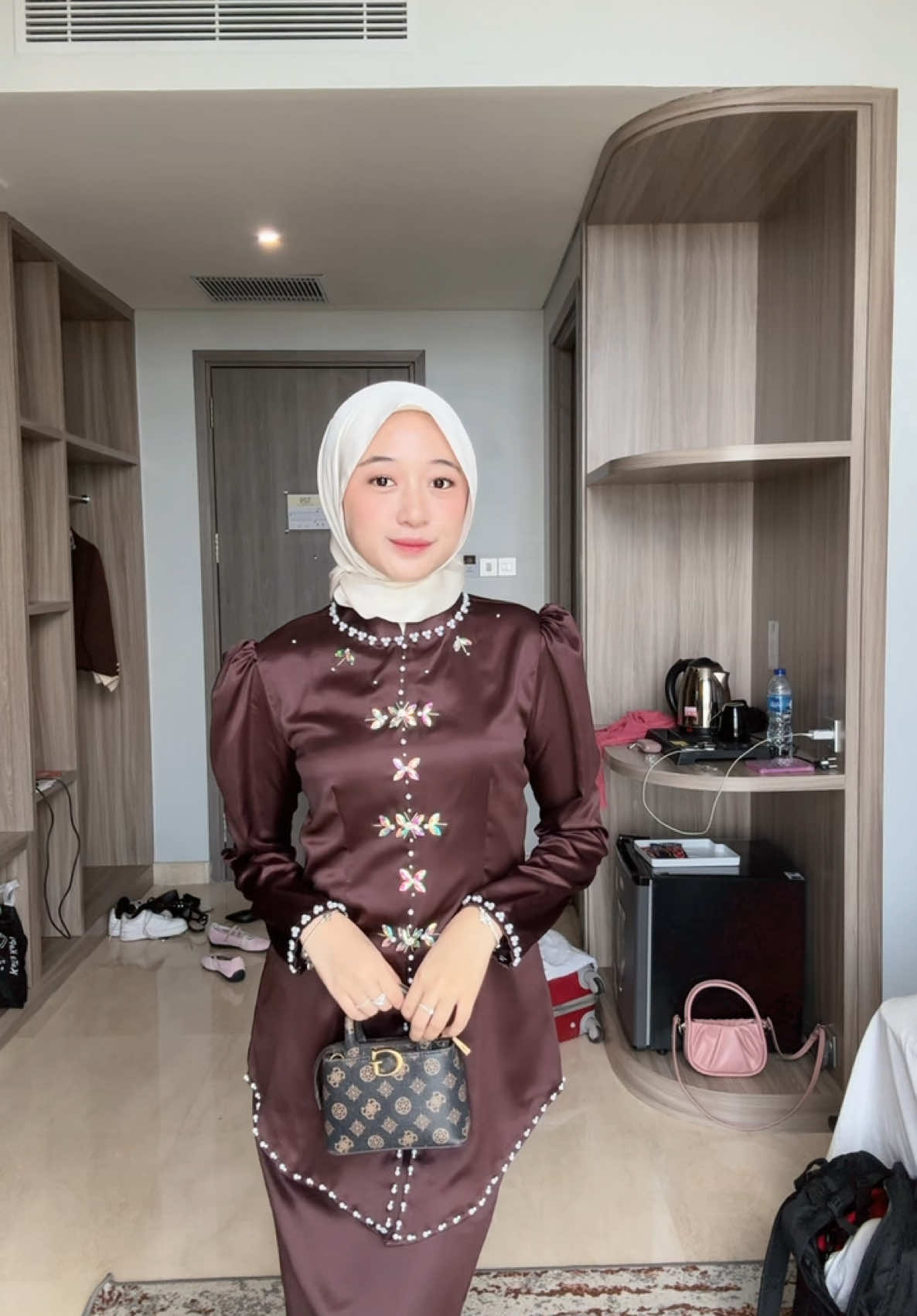 ini yang dipake warna coklat mahogany+rok satin ukuran S yaa🥰 boleh bgt komen bb dan tb kalian biar bisa kami bantu untuk rekomendasikan size yang pas ya pretty🤗 
