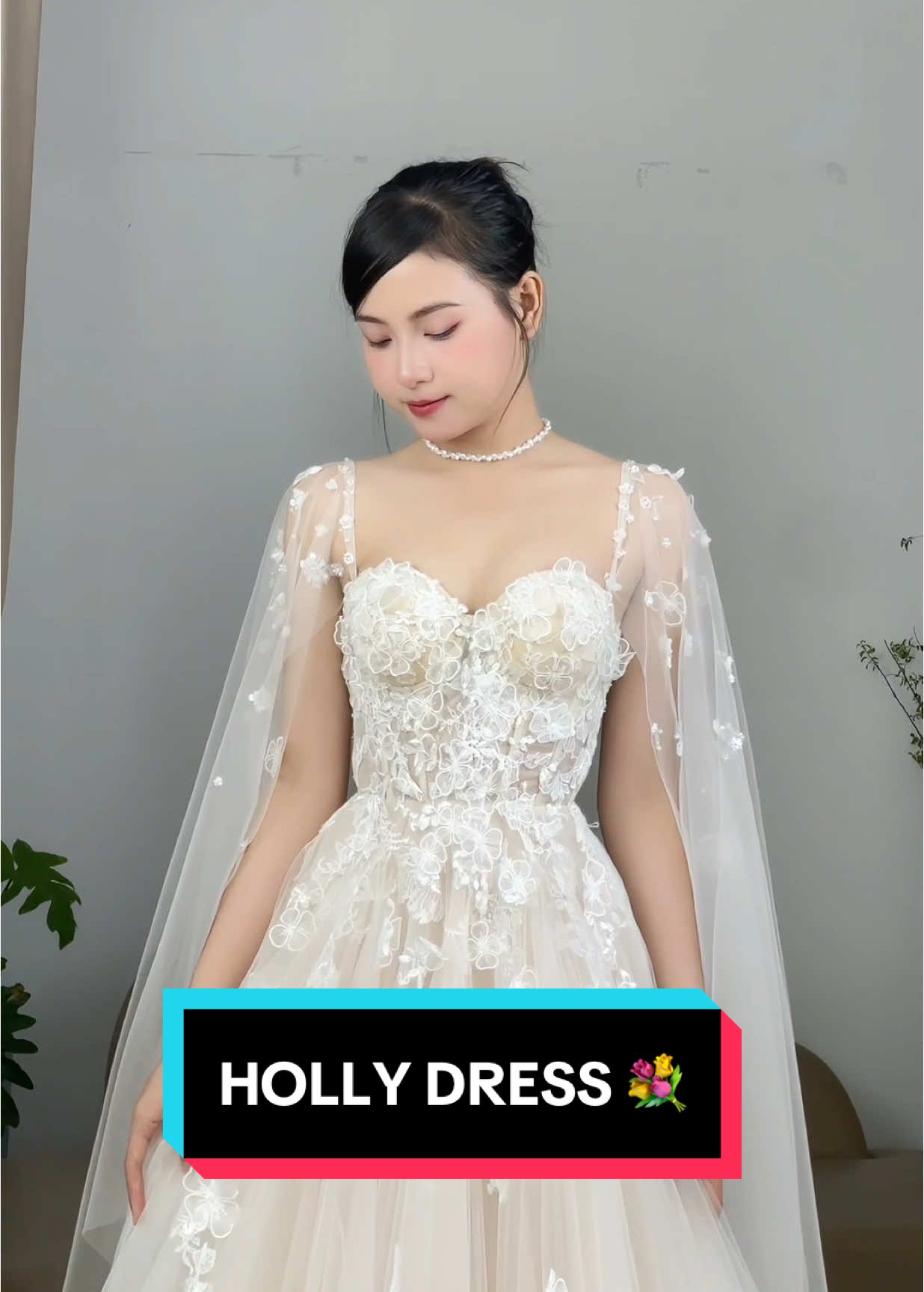 💐Holly Dress - Đắm chìm trong vẻ đẹp bay bổng 💐  Với thiết kế 3in1 độc đáo, Holly mang đến cho Nàng vẻ đẹp sáng tạo không giới hạn 💎 Thiết kế tay rời dễ dàng thay đổi giữa phong cách cánh tiên yêu kiều và tay trễ vai quyến rũ🌟  ----------- 𝐋𝐎𝐓𝐔𝐒𝐃𝐄𝐒𝐈𝐆𝐍 - 𝐓𝐡𝐢𝐞̂́𝐭 𝐤𝐞̂́ 𝐭𝐢𝐧𝐡 𝐭𝐞̂́, 𝐩𝐡𝐨𝐧𝐠 𝐜𝐚́𝐜𝐡 𝐬𝐚𝐧𝐠 𝐭𝐫𝐨̣𝐧𝐠 - 𝐓𝐫𝐨̣𝐧 𝐯𝐞̣𝐧 𝐲𝐞̂𝐮 𝐭𝐡𝐮̛𝐨̛𝐧𝐠 𝐭𝐫𝐨𝐧𝐠 𝐜𝐡𝐢𝐞̂́𝐜 𝐯𝐚́𝐲 𝐜𝐮̛𝐨̛́𝐢 - 𝑺𝒉𝒊𝒑 𝒉𝒂̀𝒏𝒈 𝒕𝒐𝒂̀𝒏 𝒕𝒉𝒆̂́ 𝒈𝒊𝒐̛́𝒊 🌎 #vaycuoithietke #mayvaycuoi #vaycuoi #codau #lotusdesign #bridal #wedding #weddingdress 