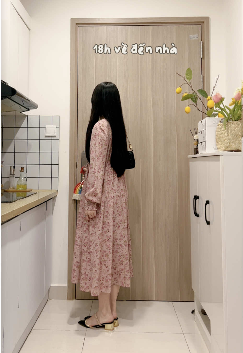 “Chúng ta không thể mãi đi tìm kiếm niềm vui và hạnh phúc từ một ai đó. Đôi khi lựa chọn sự cô đơn cũng là cách giúp bản thân cảm thấy hạnh phúc và bình yên hơn…” #lynkamdaily #dailyvlog #cuocsongthuongngay #vlog1ngàycủamình #aestheticdailyvlog #healthylifestyle #aesthetic #fyp #livingalone #afterwork #cookingtimevlog #mydayroutine #DailyRoutine #vlogs #qbb #qbbvn