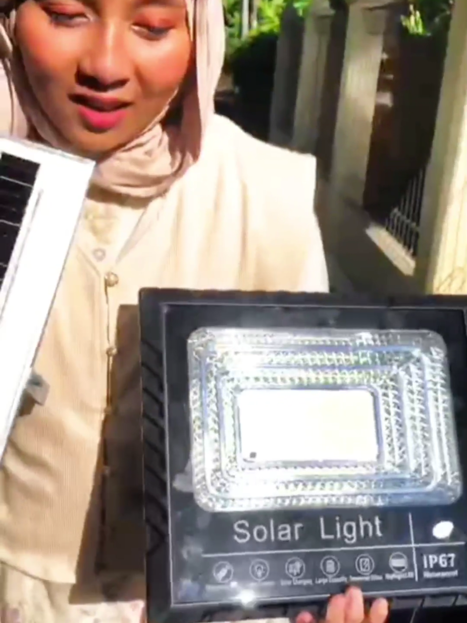 Lampu Solar Tenaga Surya Cahaya Putih Terang, Lampu Ini Dengan Cahaya Putih Terang, Satu Set Lampu Lengkap Dengan Solar Panel, Bracket, Remote kontrol Jarak Jauh, Lampu Tenaga Surya Dapat Menyala secara otomatis dan tahan Air. #lamputenagasurya #lamputenagamatahari #lampusolar #solarlight #fyp #cuantanpabatas #belanjaditiktok 