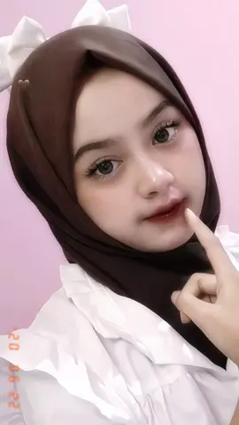 yang nanya in aku pake lipcream nih aku spill ya ada di keranjang kuning aku,aku cuma pake lip cream ombre dari omg+glossy aku pake shade 14+15 pliss cakepp bgttttttttttt