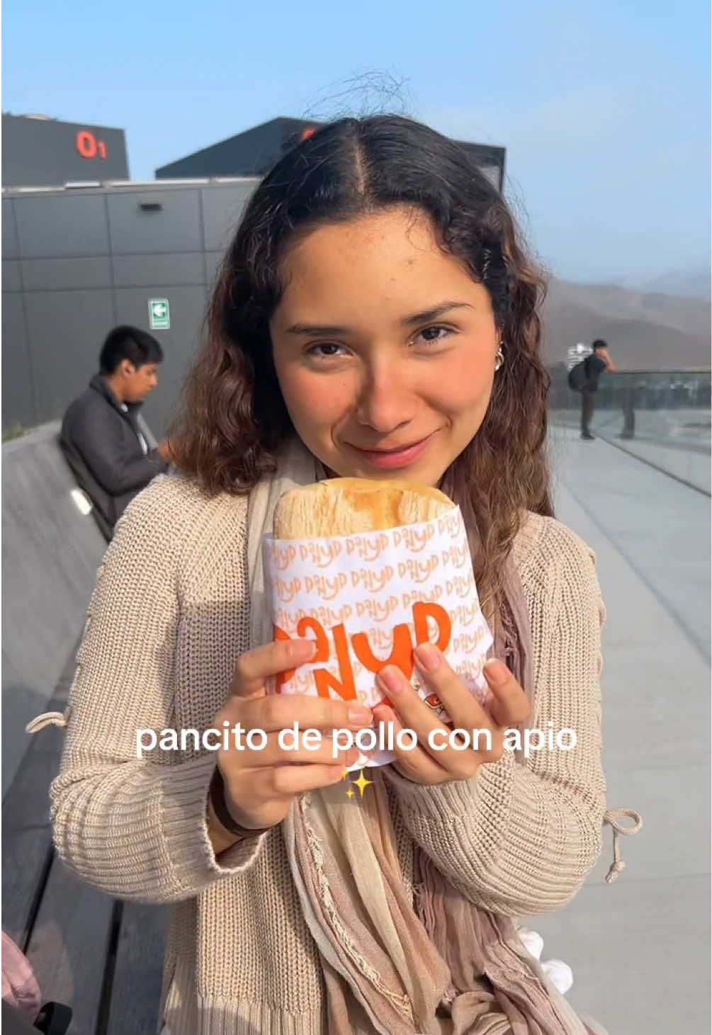 Probando el pan con pollo ulimeño PANYP 😋🧡 #ULima #UDeLima #PanypULima #ULimeños #Viral #LimaPeru #ParaTi #Peru #UniversidadDeLima 