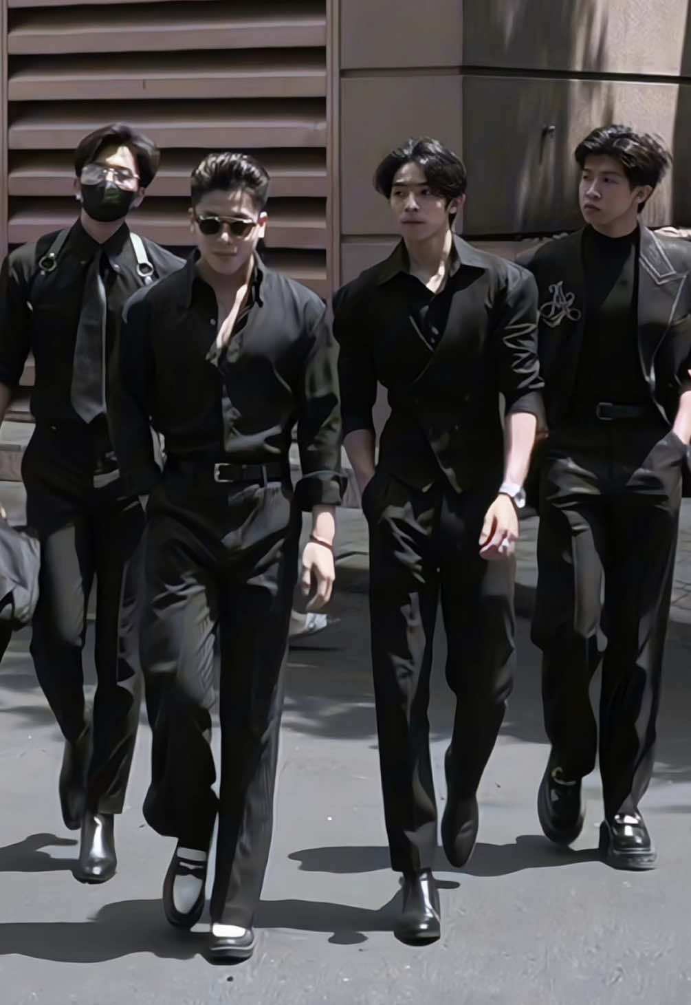 4 anh màu đen nào đây? @Mhê thời trang 👉🏻👈🏻  @Hoàng Tuấn Anh @Cá 🐟  #macdep #fypシ゚ #nambinhdan 