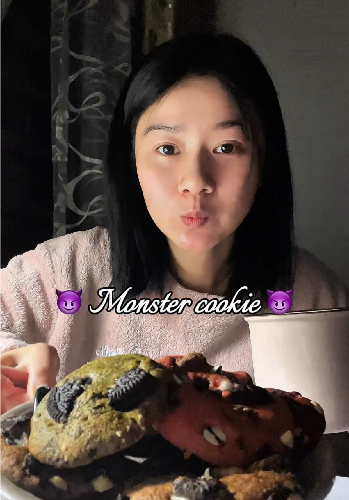 Ăn là phụ, feedback cho nhỏ em là chính ý mà 😜 #viral #mukbang #anvungdemkhuya #nhaconhoembanbanh #ankhuya #monstercookie 