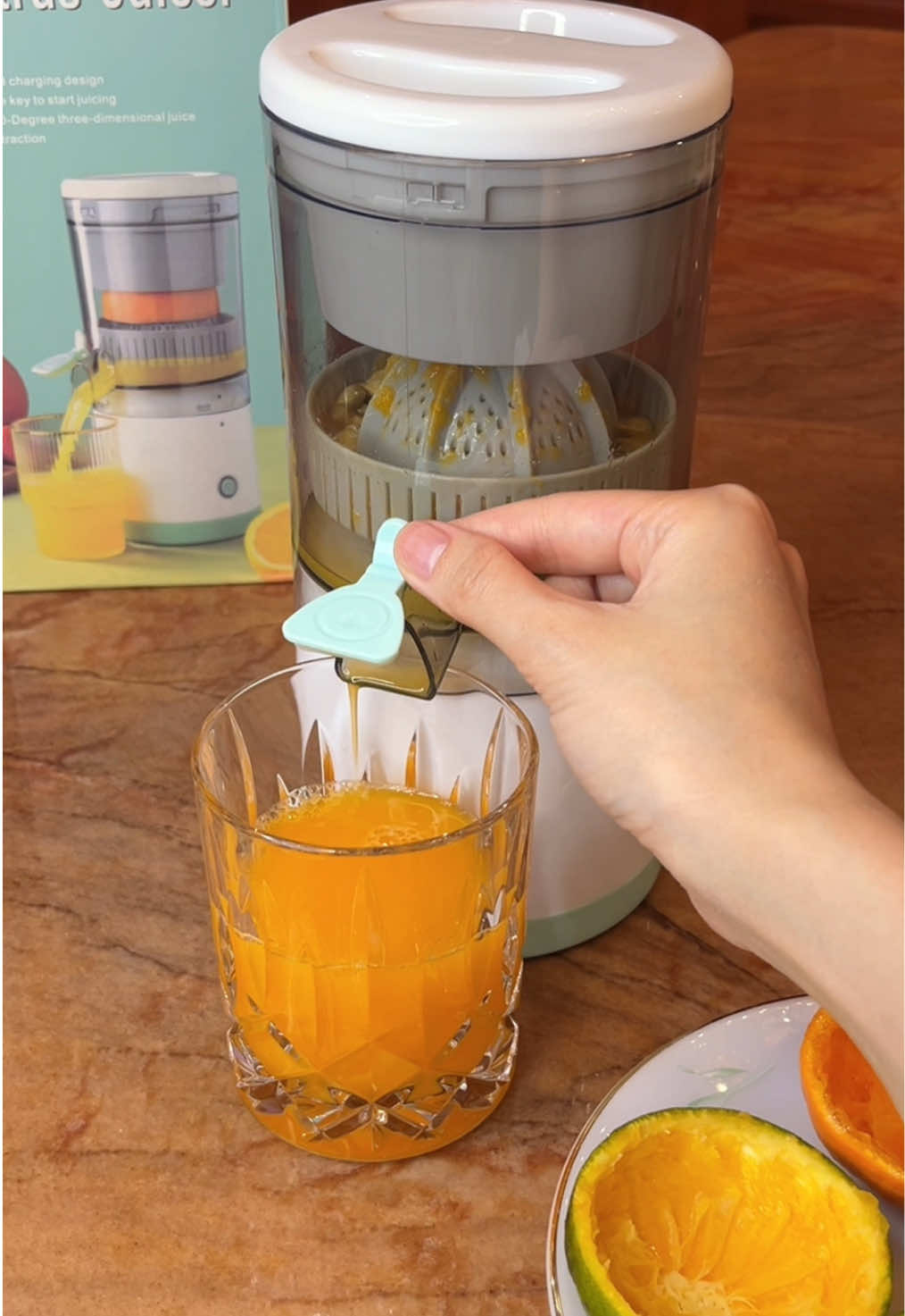 Máy ép cam, ép nước trái cây tự động. Sạc pin cổng USB tiện lợi. Dễ dàng tháo lắp vệ sinh cần thiết cho mọi nhà 🍊 #giadungtienich #mayvatcam #mayvatcamtudong #mayvatcamthongminh #mayeptraicay 