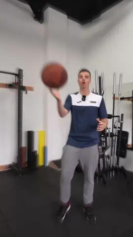 CÓMO SEBASTÍAN BRAVO HA MEJORADO 12 CM SIENDO JUGADOR VETERANO Cuando empezamos a trabajar con Sebastián el sentía un estancamiento importante en la mejora del salto vertical y sentía que por la edad ya no podía mejorar más. Sin embargo, gracias a este ajuste en el proceso hemos conseguido que pase desde los 36 a los 48 cm de salto vertical. Cuando eres jugador veterano, tienes menos concentración de testosterona que un jugador jóven por lo que para mejorar necesitas: ✅ Menos fatiga en la serie ✅ Menor volumen de entrenamiento ✅ Mantener la misma intensidad que un entrenamiento de un jugador joven Por esa razón, no puedes entrenar igual que cuando eras joven. Si eres jugador de baloncesto y quieres mejorar tu salto vertical, fuera y velocidad, escríbeme un mensaje directo con la palabra “INFORMACIÓN” y me pondré en contacto contigo. #SaltoVertical #EntrenamientoBasket #BasketballPerformance #FuerzaYPotencia #MejoraTuJuego #RendimientoDeportivo #Baloncesto #Explosividad #SaltaMásAlto