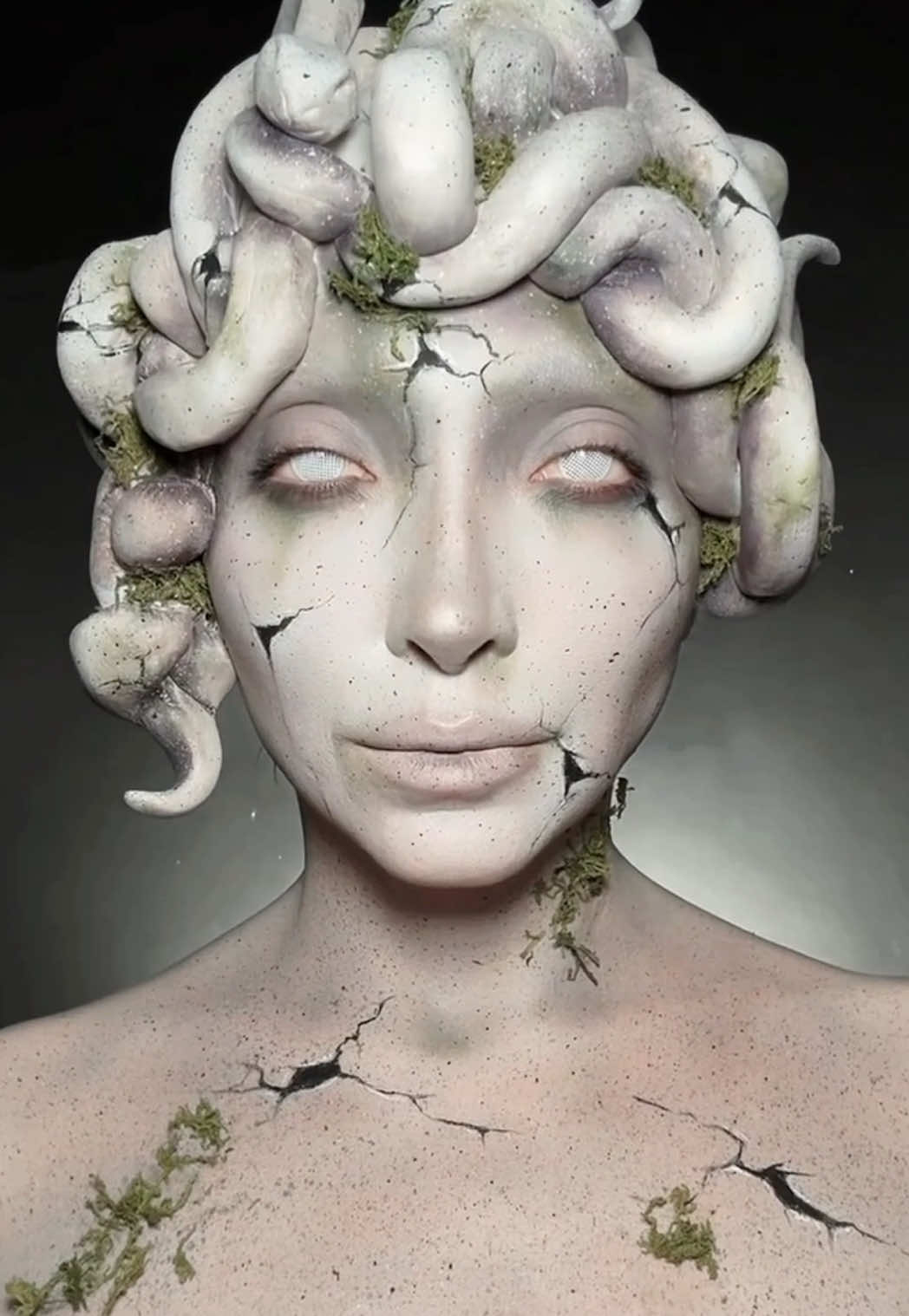 Medusa statue 👀🐍 #medusastatue #medusa #thismakeuptrend #weepingangel #makeuptrend #makeuptransformation #trend #drwho #makeuptok 