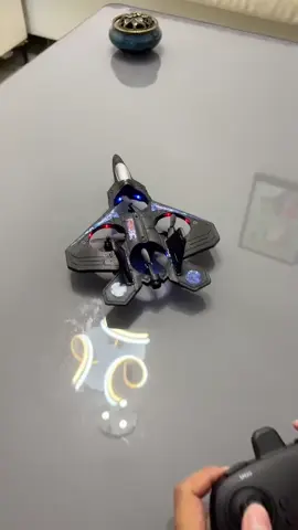 الطيارة الحربية ✈️✈️ الكمية محدودة 👌👌  لعبة طائرة تعمل بالتحكم عن بعد 360 درجة، مستشعر الجاذبية، ضوء LED مقاومه للسقوط للأطفال والأولاد، طائرة مقاتلة ✈️😍 للتواصل 01128108888-01080208827 #التريند #العاب #toys #طائرة #drone #مدينة_نصر 