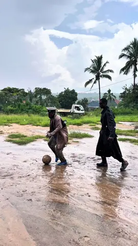 Name the player with this kind of bobyguard 😂😂 #zerobrainer0 #SportsOnTikTok #AfricanFootball #cristianoronaldo #zerobrainer0comedy 
