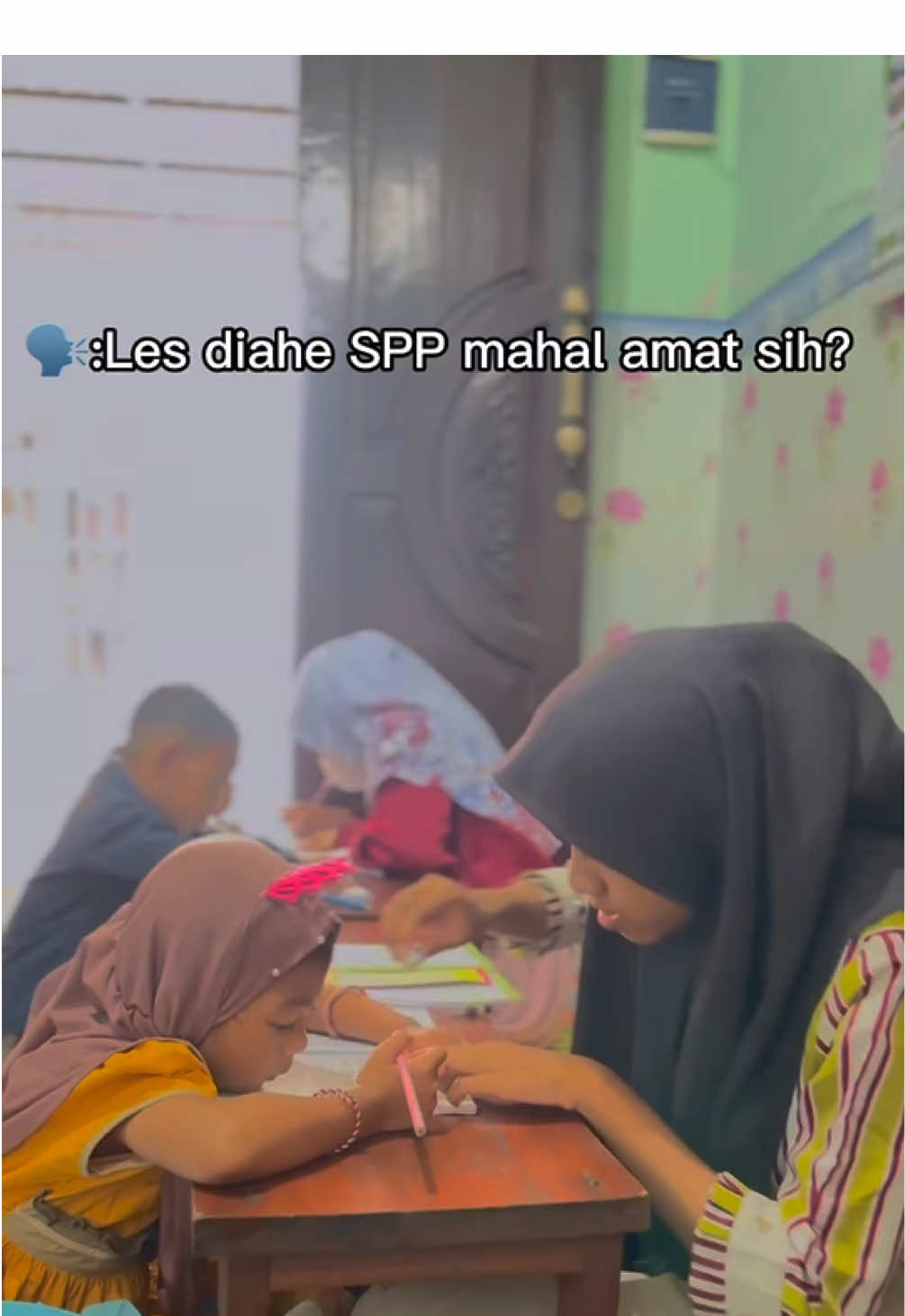 Mahal itu relatif ya bunda.. Tetapi AHE sendiri sistem belajarnya bukan Klasikal tetapi semiprivat, dimana 1 guru mengajar 2 murid persession. Selain itu metode belajarnya juga tidak asal2an sudah jelas Teruji dengan modul yang berjenjang pastinya 🤗 #aheplumbungan #plumbungan #sukodono #sidoarjo #lesbacaahe #bimbelahe #fyppppppppppppppppppppppp #fypシ゚ 