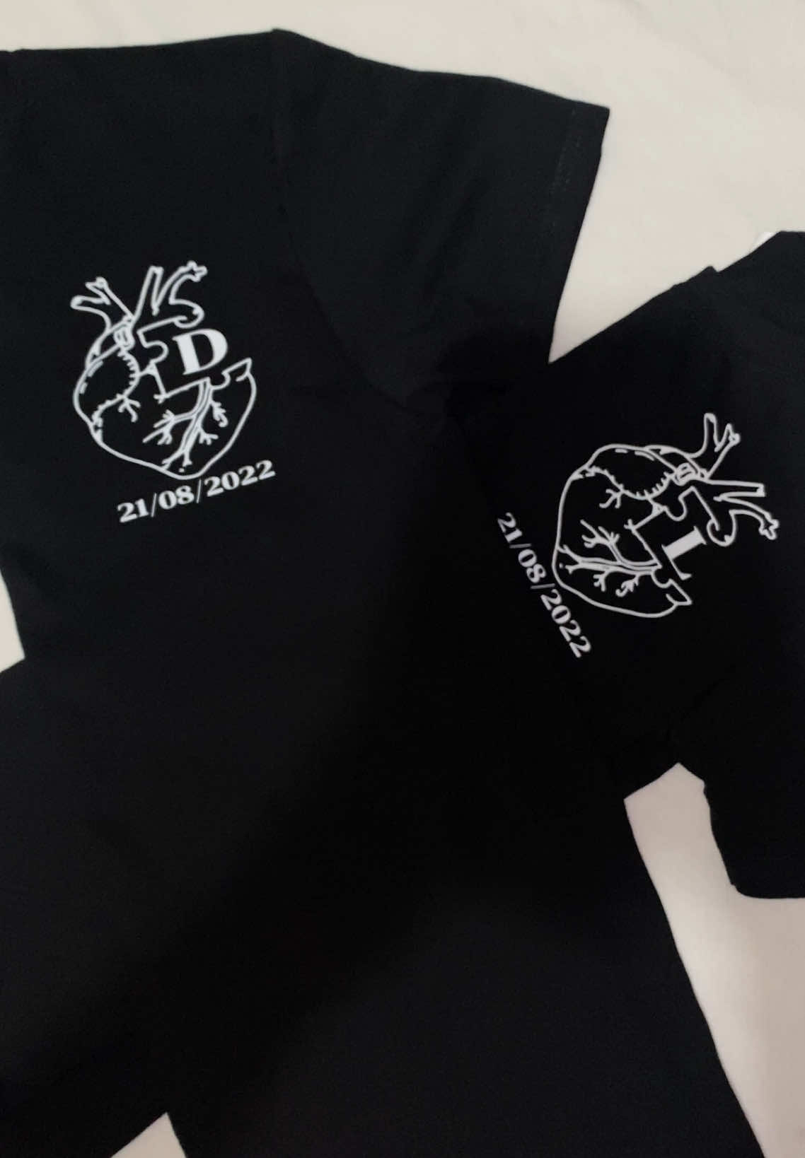Dúo de camisetas de corazones con inicial y fechas ❤️😍 ##personalizados##elsalvador🇸🇻##sublimacion##tendencia##elsavador503🇸🇻🇸🇻##camisaspersonalizadas##camisasestampadas##medicina##corazones##medicine##duo##amor##pareja##camisetasdemoda##medicinatiktok##tendencias##tendenciatiktok##medicos