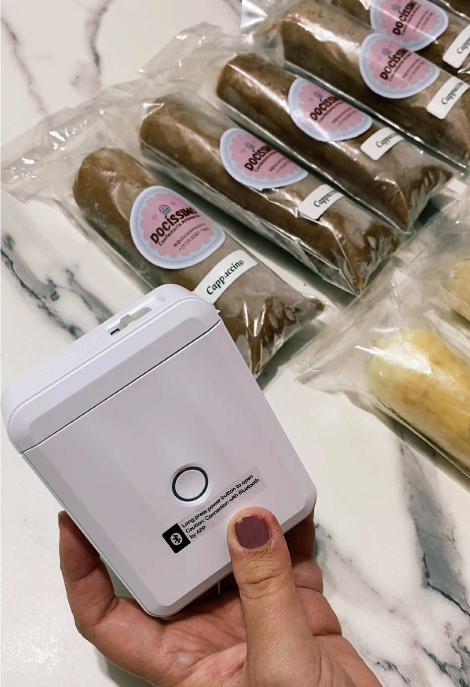 Produção de nossos Geladinhos Gourmet e utilizamos essa impressora térmica para colar os nomes dos sabores  Comenta aqui como que chamar Geladinho na sua cidade? #geladinhogourmet #impressoratermica #gelinho #chupchup #sp 