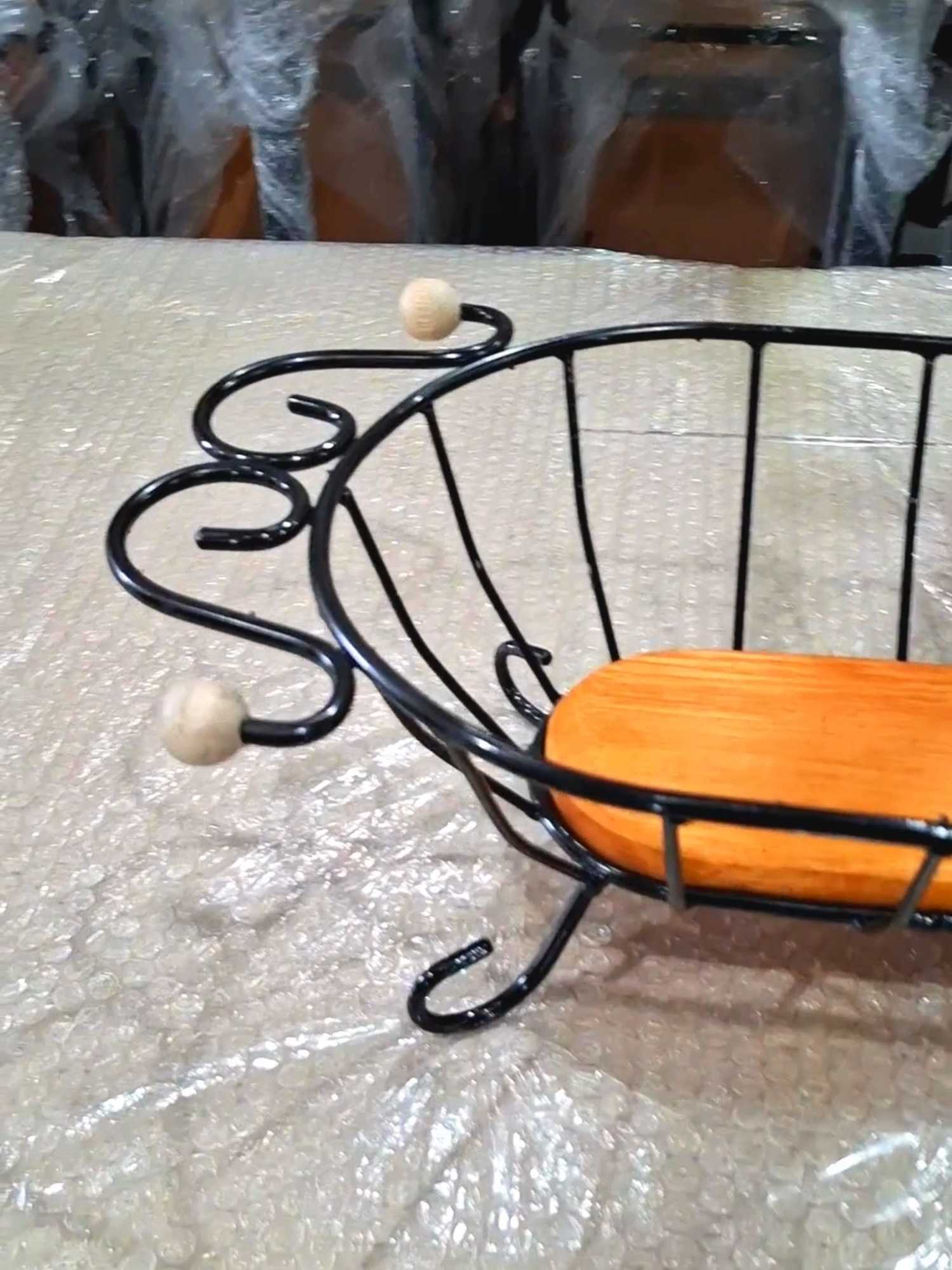 Nossa fruteira de mesa, super funcional e charmosa. Garanta já a sua! FALE CONOSCO: (32) 9 9947-2080 www.requintemoveisrusticos.com.br R. Antônio Cardoso Vale, 868. Pinheiro Chagas - Prados/MG #arteemferro #artesminas #artesanato #trabalhomanual #minasgerais #compreja #conhecaprados #artesaos #trabalhoartesanal #fruteira #frutas