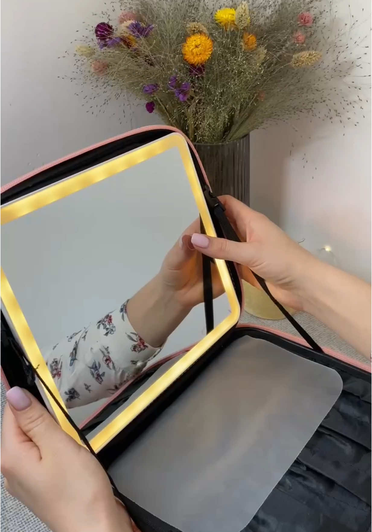 💋Дорожня косметичка з дзеркалом та LED підсвіткою (26х23х11см)💋 ➡️Артикул: 23456840101 💵Ціна: 675 грн 🔥Переваги: 💄Вбудована LED підсвітка 💄Водонепроникний матеріал 💄Органайзер для пензлів в комплекті 💄Стильний дизайн 💄Сенсорне дзеркало Замовляйте за: 📲Телефоном: +38 (050) 395 84 07 🛍Також можете обрати та оформити замовлення на сайті https://redmoon.in.ua/ua/ #косметичка #дорожнякосметичка #косметика #косметичкадлядівчат #україна #рекомендації 