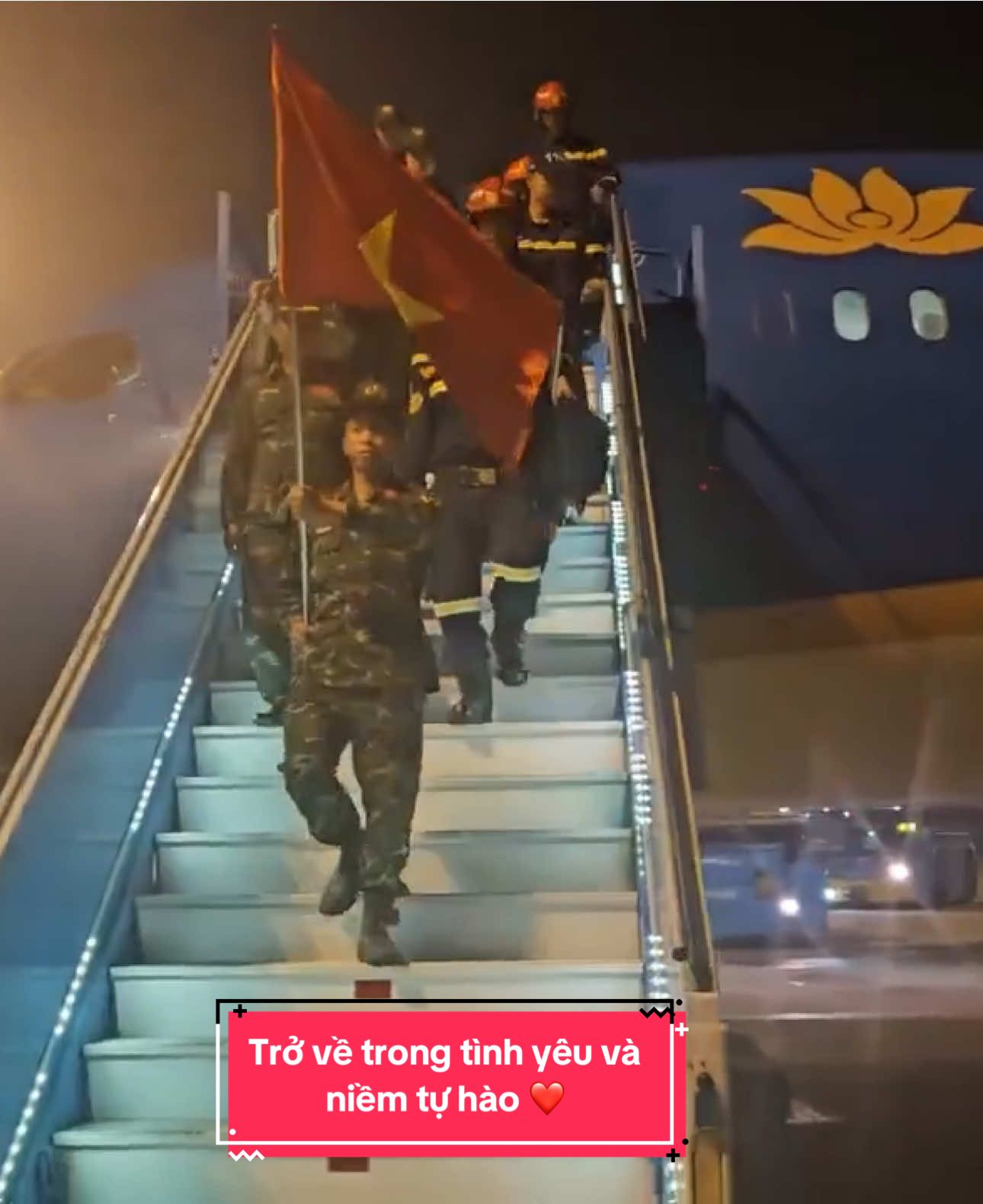 🇻🇳 Trở về trong tình yêu và niềm tự hào!  Cảm ơn những người anh hùng thầm lặng đã góp phần lan toả hình ảnh Việt Nam nhân ái, trách nhiệm trên trường quốc tế. Vietnam Airlines đã đón các đồng chí về đến nơi an toàn ©️Thông Tin Chính Phủ Tham gia group:DIỄN ĐÀN HÀNG KHÔNG✅