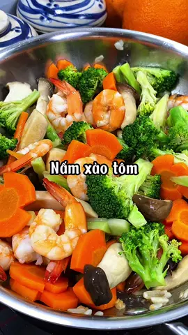 Tôm xào nấm e mời cả nhà đêm phia nhé #tom #LearnOnTikTok #food #tiktokfood #nauan #trending #vairal_video_tiktok #tom #nam #rau #monngonmoingay 