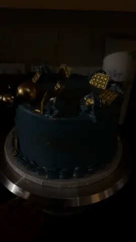 Custom 6”inches made into 8”inches for easy carriage . We make bespoke cakes tailored to your need  #bristolbaker #uktiktok🇬🇧uk #nigerianfoodinbristol #cookwithvoke #delishbyvokerieuk #chefinbristol #delishbyvokerie_uk #cakesinbristol 