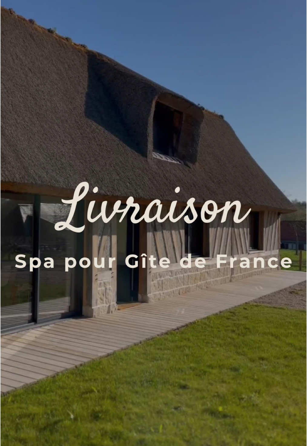 Nous équipons aussi les professionnels 💦 Retour sur notre livraison d’un SPA pour un superbe gîte de France 🤩 📍 Gîte La Chaumière de Suzanne, à Saint-Pierre-du-Val près d’Honfleur Ce spa rond à 4990€ est parfait pour offrir à vos clients une expérience de détente inoubliable 🌿 🛁 Diamètre : 2 mètres 🎨 Coloris bassin : blanc veiné, gris marbré… 🔌 Système Plug & Play 🇺🇸 Acrylique Aristech ⚡️ Electronique Balboa 🎵 Hifi Bluetooth 2.0 ⛽️ 1 pompe bi-vitesse (massage + circulation) 💧 1 ozonateur 💡 Éclairage LED intérieur + LED ligne d’eau 💆‍♀️ 36 jets de massage ✔️ Couverture isothermique de 13 cm d’épaisseur Transformez chaque séjour en un véritable moment de bien-être ✨ #laboiteapiscinesetspas #gitedefrance #spafrance #normandie #honfleur 