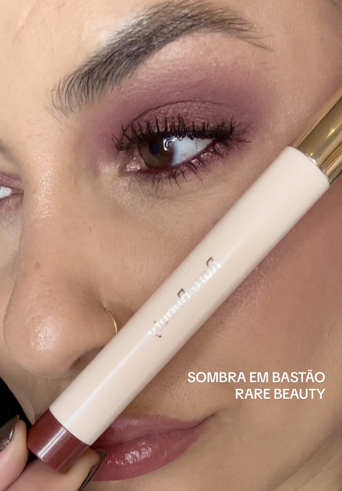 Totalmente encantada é um pouco v1ci4da nessa sombra em bastão da @Rare Beauty 🤍🩶 #makeup #maquiagem #maquiagemtiktok #dicasdebeleza #dicasdemaquiagem #rarebeauty #selenagomez #beauty 