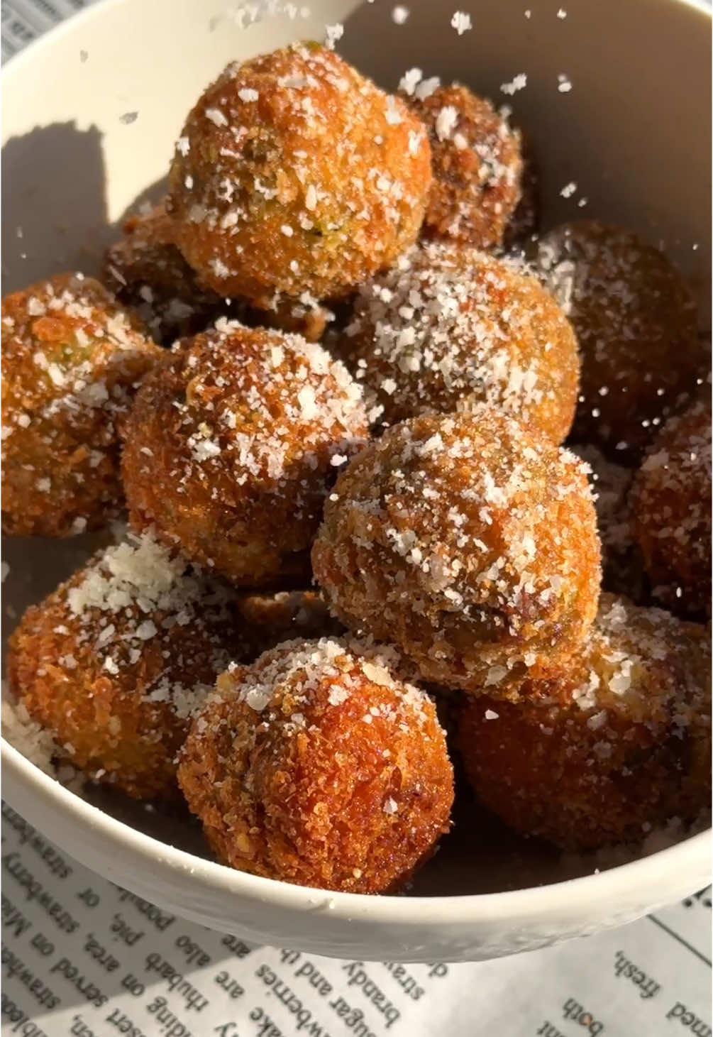 Crispy Parmesan-Crusted Broccoli Cheese Balls Full recipe via  𝐋𝐢𝐧𝐤 𝐢𝐧 𝐦𝐲 𝐁𝐢𝐨 or at 𝐄𝐒𝐒𝐄𝐍𝐏𝐀𝐑𝐀𝐃𝐈𝐄𝐒.𝐂𝐎𝐌 #broccoliballs 