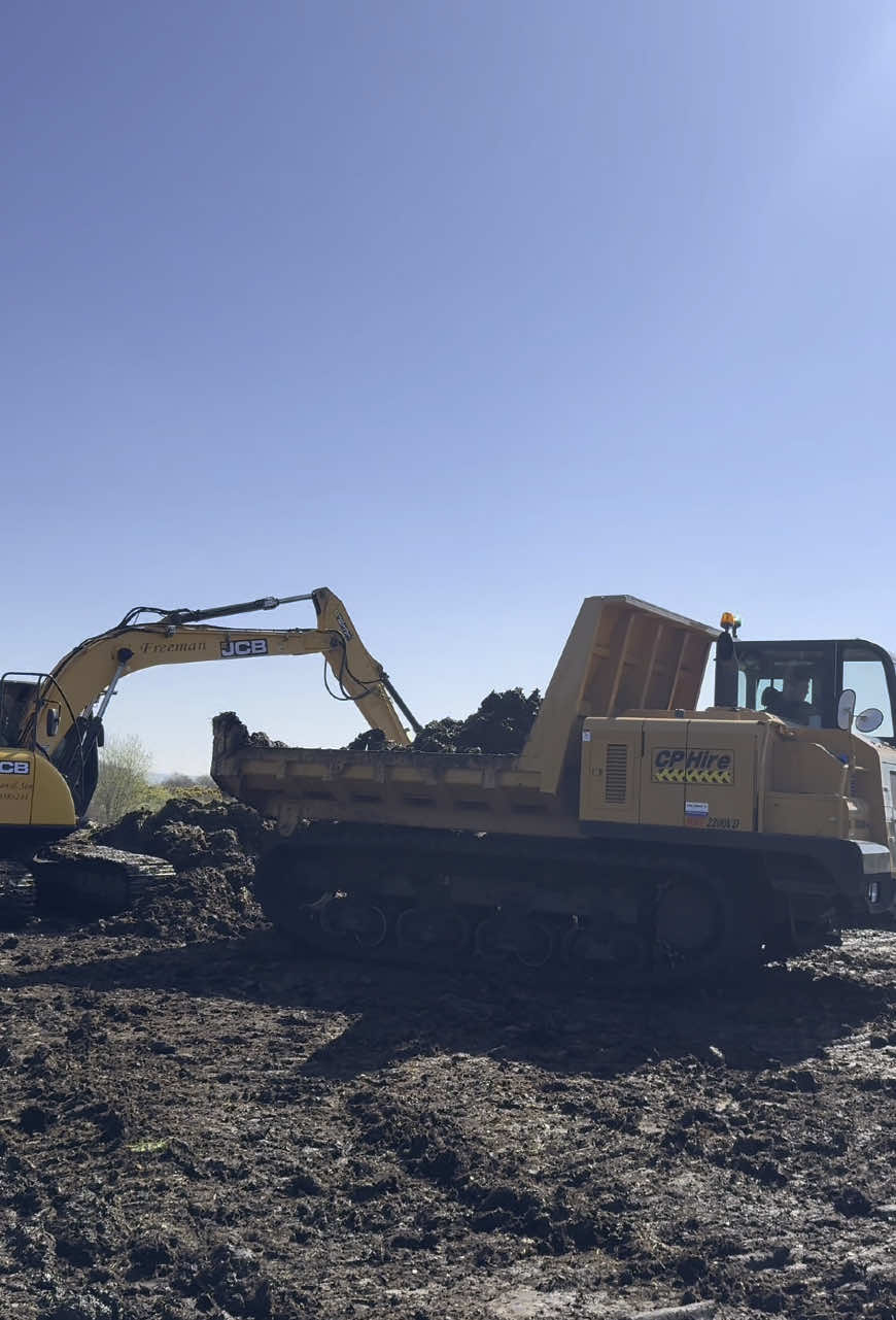 ⚫️🟡Conquer the toughest terrains with the 14ton Morooka tracked carrier – your go-to solution for wet and challenging ground conditions! 💪 #Mooroka #TrackedCarrier #ToughTerrains #HeavyDuty #leadingtheway #cphire 