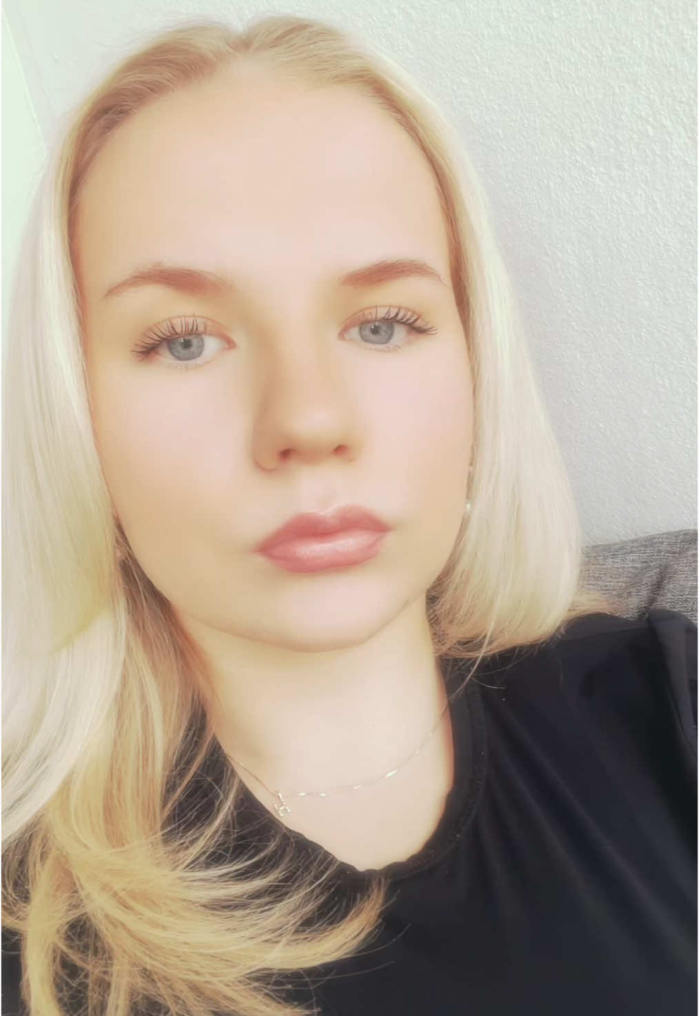 jos mä soitan haluuks vastata? 🤙🏼😔 (mun paidas on meikkivoidetta tippunu vähän😓)