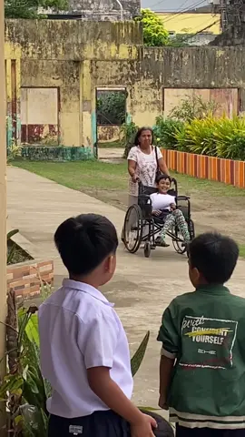 Practice nila for their Recognition and they said that kid is with honors. Kapag gusto nga naman may paraan. Bilib ako sa araw-araw ang tiyaga ni lola magtulak kahit malayo ang school minsan late na sila, worth it naman sa apo.  #bekind #fyp #foryou #lolaslove #grandmother 