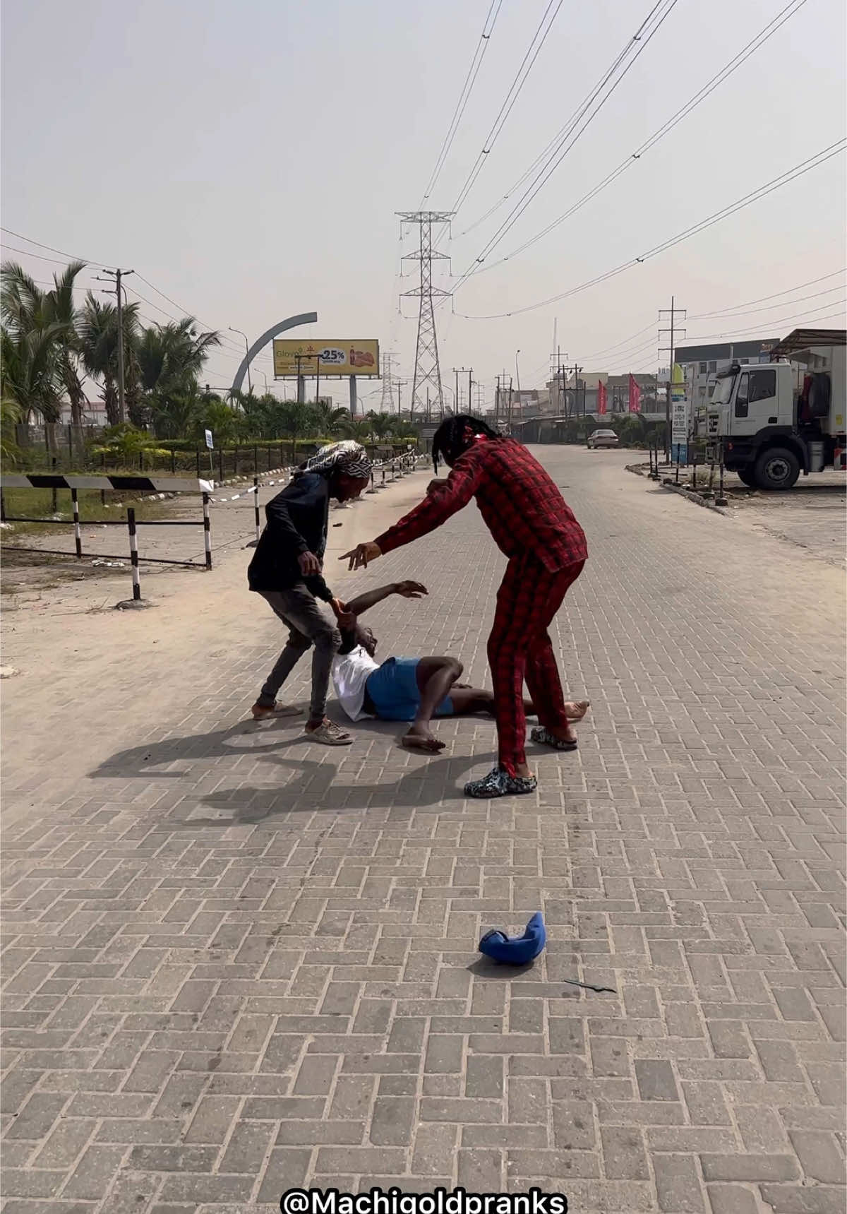 Oh gosh 😭😂🤣🤣🤣🤣🤣🤣🤣🤣🤣🤣🤣🤣🤣🤣 #reels #pranks #Machigoldpranks #viral