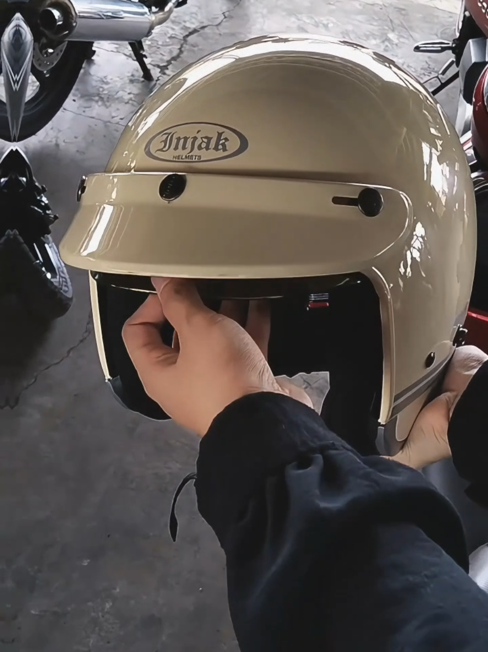 rating 1000/10 buat helm ini#helmviral #helmbogo #helminjak 