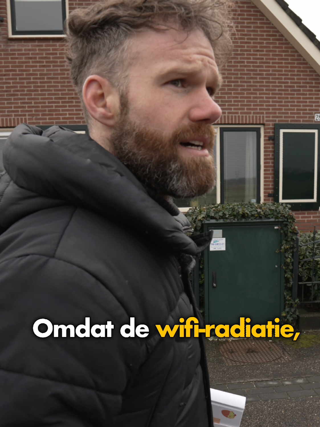 📡 Waarom lager wonen gunstiger kan zijn voor je gezondheid ⬇️ In flatgebouwen staan vaak mobiele zendmasten op het dak. Hoe hoger je woont, hoe dichter je bij die zendmasten zit → hogere intensiteit. De straling heeft minder afstand om te vervliegen → hogere energie dicht bij de bron. 👉 Line-of-sight straling Hoe hoger je woont, hoe minder obstakels er zijn tussen jou en externe bronnen zoals zendmasten of buren met wifi. Laag wonen betekent meestal meer tussenliggende beton- en metaalstructuren → natuurlijke afscherming. 👉 Cumulatieve straling Bovenin vangen bewoners vaak zowel straling van binnen (eigen wifi, buren) als buiten (zendmasten, radar, omgevings-wifi). Beneden heb je minder directe lijnen naar externe bronnen. 🔬 Wetenschappelijke context: NTP-studie en andere onderzoeken De NTP-studie (National Toxicology Program, VS) is een van de belangrijkste en grootste dierstudies naar RF-straling. Belangrijke bevindingen: Dosis-respons relatie: Meer blootstelling → meer biologische effecten. Gevonden effecten bij ratten: - Schaalvergroting van hartschade (schwannomen) - Licht verhoogd risico op hersentumoren (glioom) - Oxidatieve stress, DNA-schade De gebruikte frequenties lagen rond 900 MHz en 1.9 GHz (vergelijkbaar met GSM en wifi). 👉 Andere relevante studies: Ramazzini Institute (Italië, 2018): Reproduceerde de NTP-resultaten bij veel lagere stralingsdoses, die vergelijkbaar zijn met omgevingsblootstelling. Hardell & Carlberg (Zweden): Epidemiologische studies naar hersentumoren en langdurige mobiele telefoon/wifi-blootstelling → correlatie bij intensieve gebruikers. Vertaling naar flatwoningen: Hoewel deze studies meestal naar directe nabijheidsblootstelling kijken, kun je stellen dat structureel wonen vlakbij een zendmast (of op dezelfde hoogte) je gemiddelde dag-nacht belasting structureel verhoogt. Zeker als je slaapt vlak onder een mast, omdat: Je lichaam dan geen hersteltijd heeft ('s nachts). De blootstelling niet incidenteel is, maar chronisch. ➡️ Als je langdurig en onnodig blootstelling kunt vermijden (zoals door lager te wonen, wifi 's nachts uitzetten, bekabelen), doe dat. Better safe then sorry :)