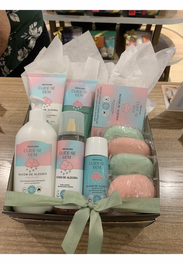 • Genteeee para tudo, olha essa opção de KITZÃO bem completo ☁️🌈 ✨ Um novo item na linha é o óleo corporal - 48h de hidratação, pele sedosa e aveludada como uma nuvem.  Não deixa a pele pegajosa, e 93% de ingredientes naturais.  >>  E essa loção iluminada?  Top demais!  48h de hidratação, absorve rapidinho e brilho na medida certa!!!! ✨✨✨  • LANÇAMENTO DIA 14/04 • #boticario #botilovers #garotasapoiamgarotas #lancamento #flypシ 