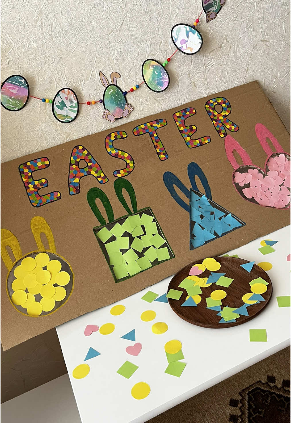 Весняна гра-сортування “Геометричний Великдень” Ідеально підійде для малюків від 2 років! 🐣 Завдання — приклеїти кольорові фігурки (кружечки, квадратики, трикутнички та сердечка) на відповідних зайчиків. Я заздалегідь наклеїла на картон двосторонній скотч — так дитині зручно прикріплювати елементи, і нічого не падає. Що розвиває ця гра: 💛 сенсорні навички 💛 дрібну моторику 💛 увагу та посидючість 💛 знання форм і кольорів 💛 координацію «око–рука» Можна грати разом, повторюючи кольори й форми, рахувати елементи — і просто весело проводити час! Зберігай собі та грай із малюком! ⠀ #заняттядлядітей #сенсорнагра #ігридлямалюків #розвивальніігри #великоднізаняття