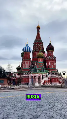 En Rusia, en la Plaza Roja, se encuentra uno de los símbolos más reconocibles: la Catedral de San Basilio, ubicada en Moscú.**   Fue construida hace casi 500 años, durante el reinado de Iván el Terrible, y aún conserva su apariencia original. Según la leyenda, el zar quedó tan impresionado por su belleza que ordenó cegar a los arquitectos para que nunca pudieran crear algo igual.   Hoy en día, es un museo que recibe miles de turistas cada año. 