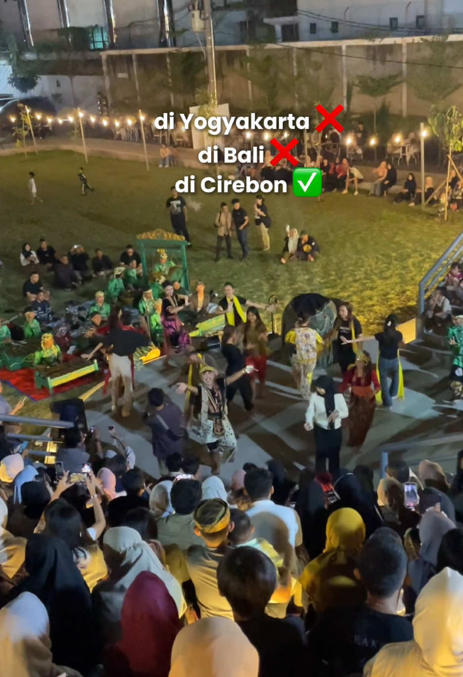 Nonton pertunjukan seni sambil ngopi? YES PLEASE! akhirnya nyobain nonton Baraja Cultural Show di @barajacoffee.id dan asli… vibes-nya beda! kalian bisa bayangin? duduk santai di amphitheater dengan segelas kopi di tangan, terus disuguhin Tari Topeng, Sintren, Tayuban, sampe Tari Kendi—semuanya kental banget sama nuansa Cirebon. dan aku di bikin merinding sih pas bagian Sintren nya. serius, magis banget auranya. yang paling aku suka, penontonnya deket banget sama panggung, jadi berasa intimate dan hangat. Buat kalian yang lagi cari tontonan lokal yang worth it banget, kalian bisa mampir aja, pertunjukannya tiap hari selasa dari jam 19.30 WIB - s/d selesai . Next time aku pasti balik lagi—siapa tau sekalian ajak temen-temen biar makin seru! #BarajaCulturalShow #NgopiSambilNonton #CirebonPunyaCerita #CirebonVibes