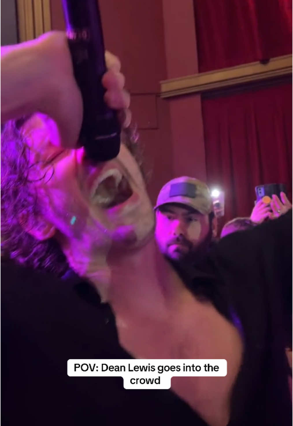 absolutely insane… just our luck he comes right to where we are in the crowd!!! @Dean Lewis #epiloguetour2025 #deanlewis #concert 