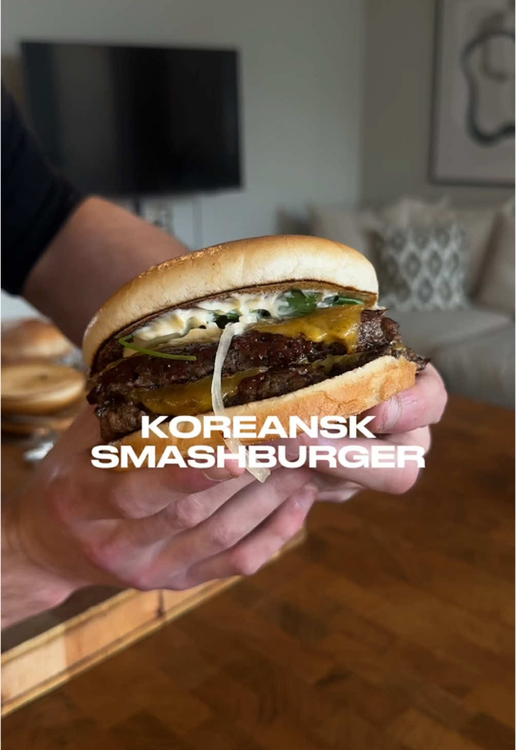 KOREANSK SMASHBURGER 🇰🇷 🌶️  Följ receptet i videon och testa er fram i detta receptet. Detta blev sinnesjukt gott och ni borde verkligen testa denna kombon!  #smahedburger #koreanburger #burger #asianfood